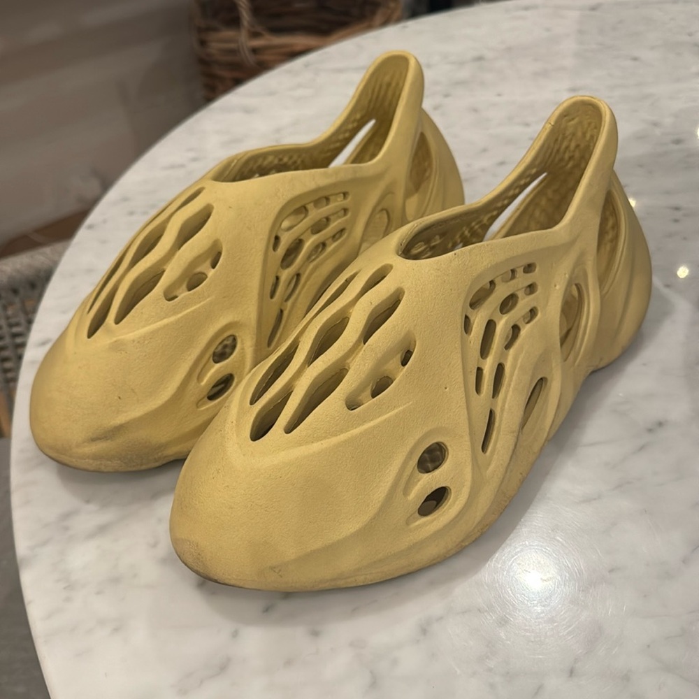 Yeezy Foamrunner Men’s 13-I think the color is Sulfur. Excellent condition!